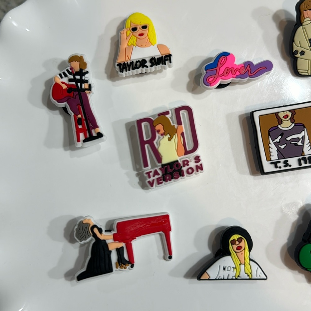 TAYLOR SWIFT SET OF 9 CROC CHARMS - Picture 2 of 4